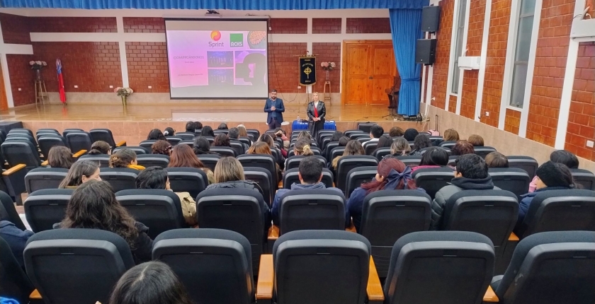 Los funcionarios/as del colegio participaron en una capacitación de comunicación